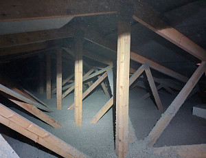 Zateplení stropu sociálního zázemí pomocí foukané izolace